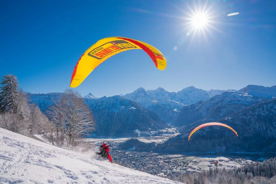 Paraglider starten im Winter Richtung Interlaken