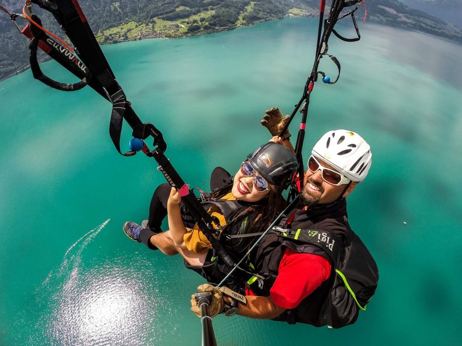 Paragliding Tandemflug über dem türkisfarbenen Brienzersee