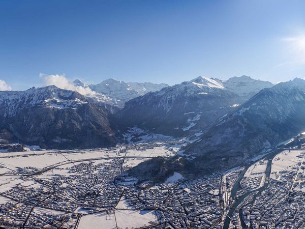 Luftbild vom winterlich verschneiten Interlaken mit Sicht Richtung Jungfrau