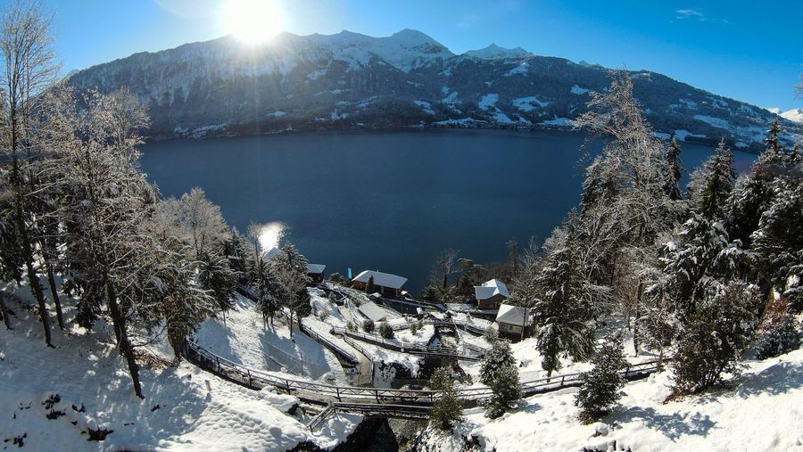 Aussicht von den St. Beatus-Höhlen auf den Thunersee Aussicht von den St. Beatus-Höhlen auf den Thunersee, die Berge dahinter und die verschneite Umgebung an einem sonnigen Wintertag