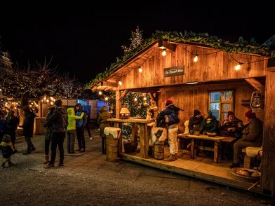 Weihnachtsmarkt Interlaken Holzchalet beleuchtet durch viele Lichter
