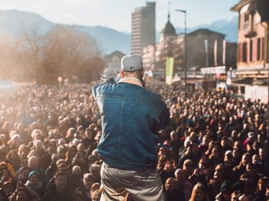 Beim Touch the Mountains Festival begeistert ein Künstler das Publikum.