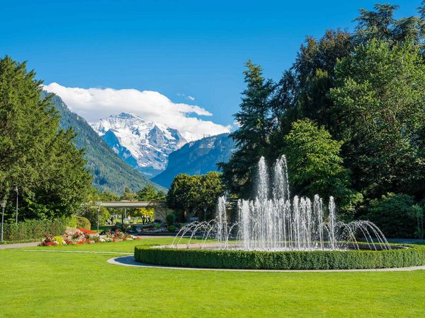 Springbrunnen im Kursaalpark Interlaken, im Hintergrund die Jungfrau