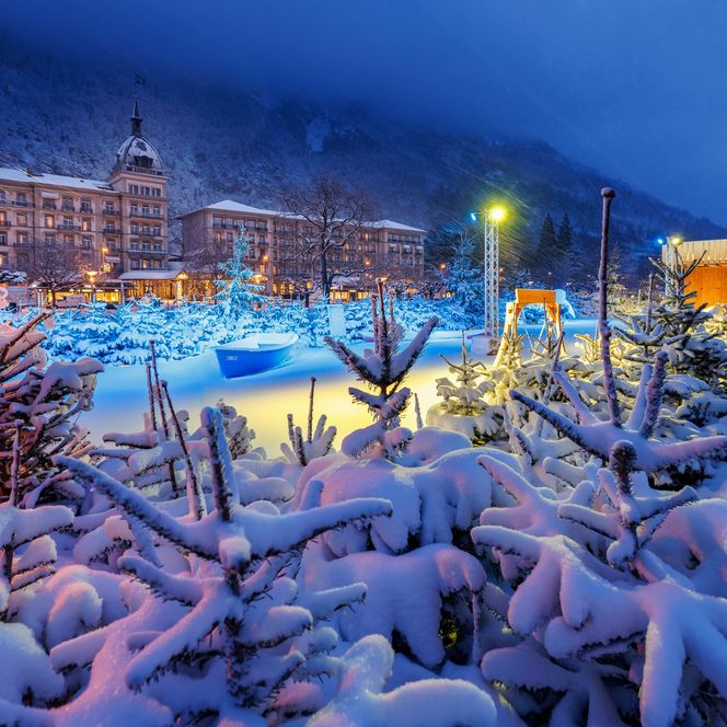 Bei Dunkelheit sorgt die Beleuchtung des Winterlaken Labyrinths für stimmungsvolle Eindrücke.