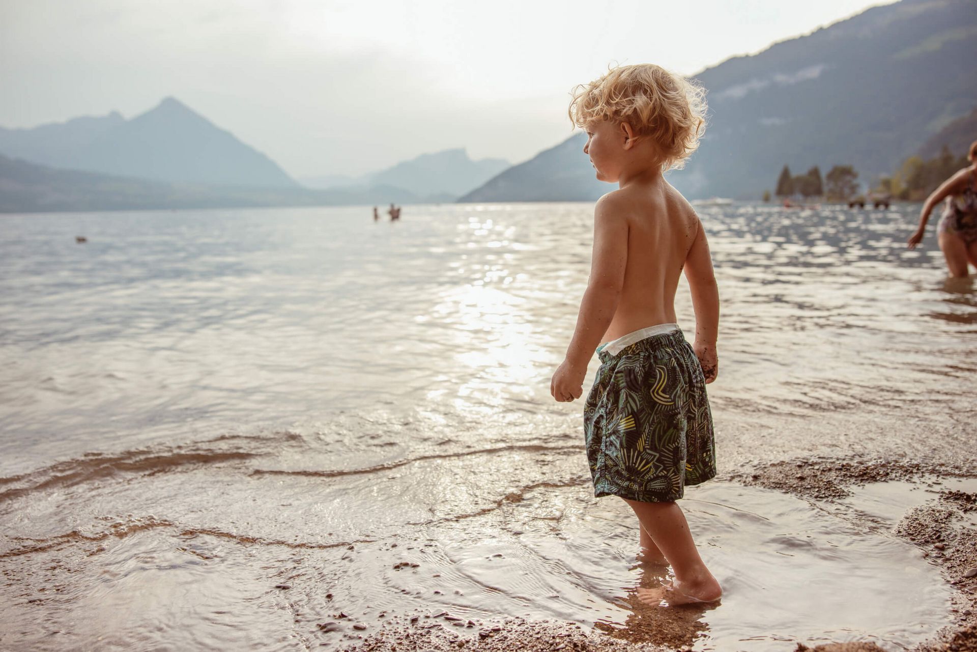 Kind am Thunersee