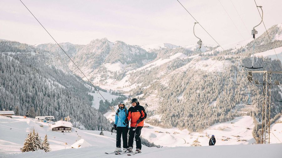 Zwei Skifahrer lassen sich am Skilift Röschtenschwend am Wiriehorn in die Höhe transportieren.