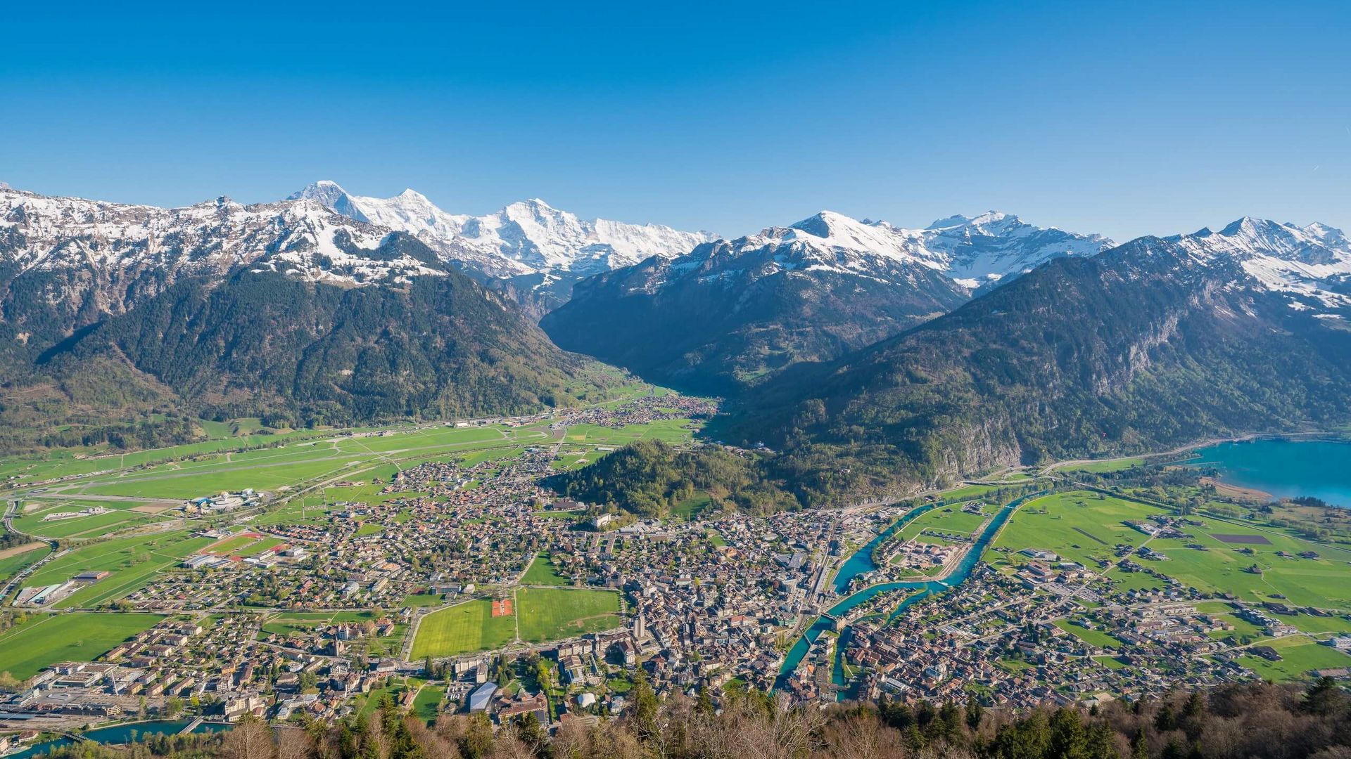 Fantastische Aussicht vom Harder Kulm über Interlaken und die Bergwelt des Berner Oberlandes