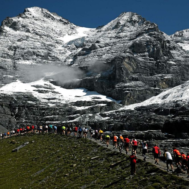 Läufer unterwegs Richtung Kleine Scheidegg vor eindrücklicher Bergkulisse