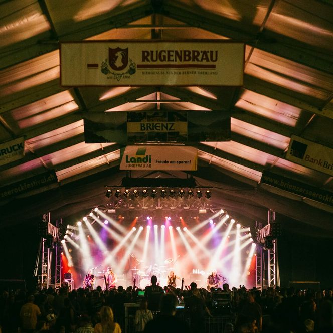 Bühne mit Lichter im Festzelt des Brienzersees Rockfestival