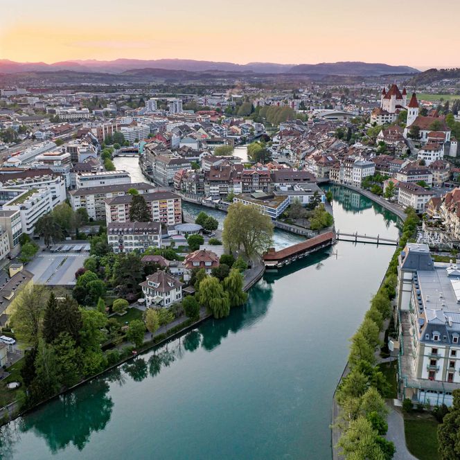 Sonnenuntergang über der Stadt Thun