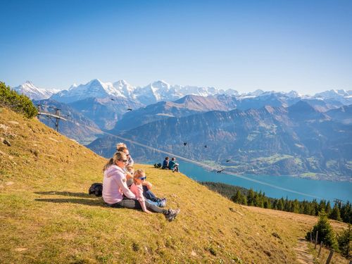 Die Familie macht eine kurze Pause mit fantastischem Panorama-Blick