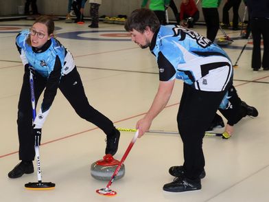 Curler mit vollem Einsatz am TOI Curling Turnier 2022
