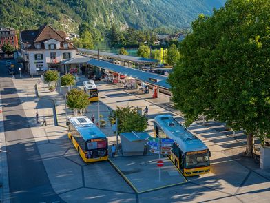 Bahnhof Interlaken West mit Postautos