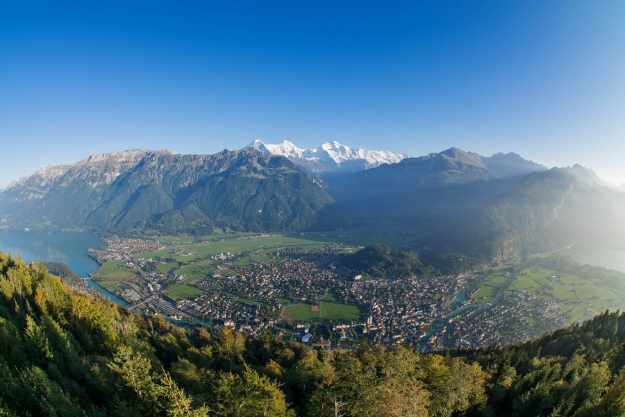 Grossartiger Ausblick auf das sogenannte Bödeli zwischen Thuner- und Brienzersee