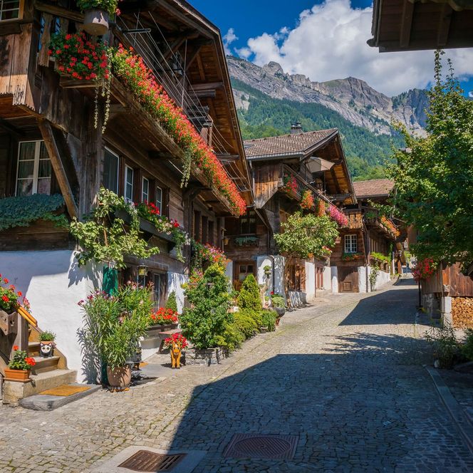 Der Dorfrundgang führt durch malerische Gassen vorbei an charmanten und mit Blumen beschmückten Chalets