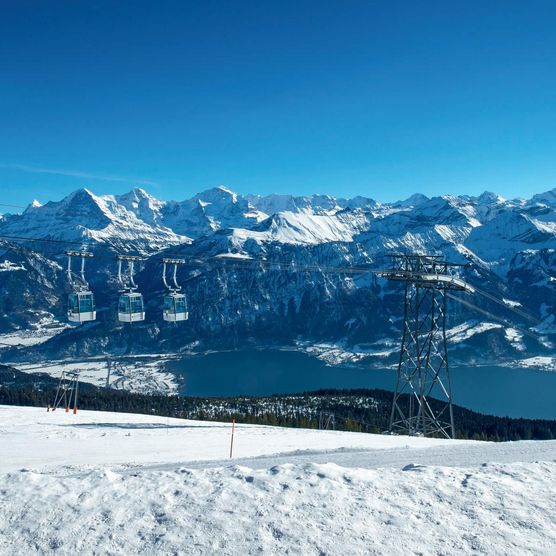Niederhornbahn mit Blick auf den Thunersee und die umliegenden Berge