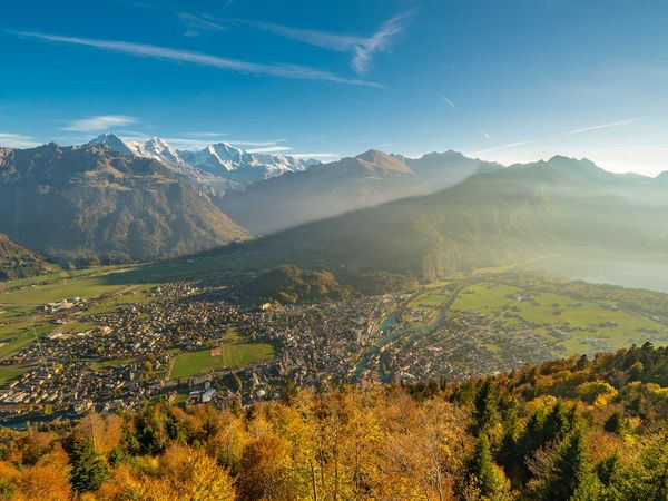 Blick vom Harder Kulm über das herbstliche Interlaken mit Eiger, Mönch und Jungfrau