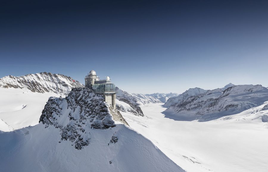 Jungfraujoch – Top of Europe, die höchstgelegene Bahnstation Europas. Im Hintergrund ist der Aletschgletscher zu sehen