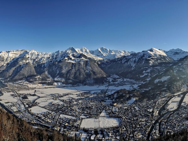 Aussicht über Interlaken vom Harder Kulm im Winter