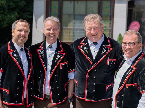 Gruppenbild am 1. August mit Sandro Bolton, Daniel Sulzer, Philipp Richard, Bernard Müller alle im Berner Mutz