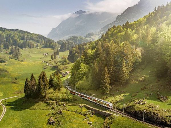 Luzern-Interlaken Express im Haslital Zentralbahn fährt durch die traumhafte Naturidylle über den Brünigpass in Richtung Haslital