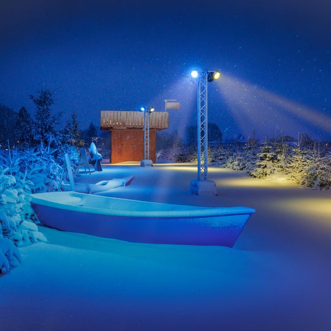 Das verschneite Winterlaken Labyrinth wartet auf die Besucher. 